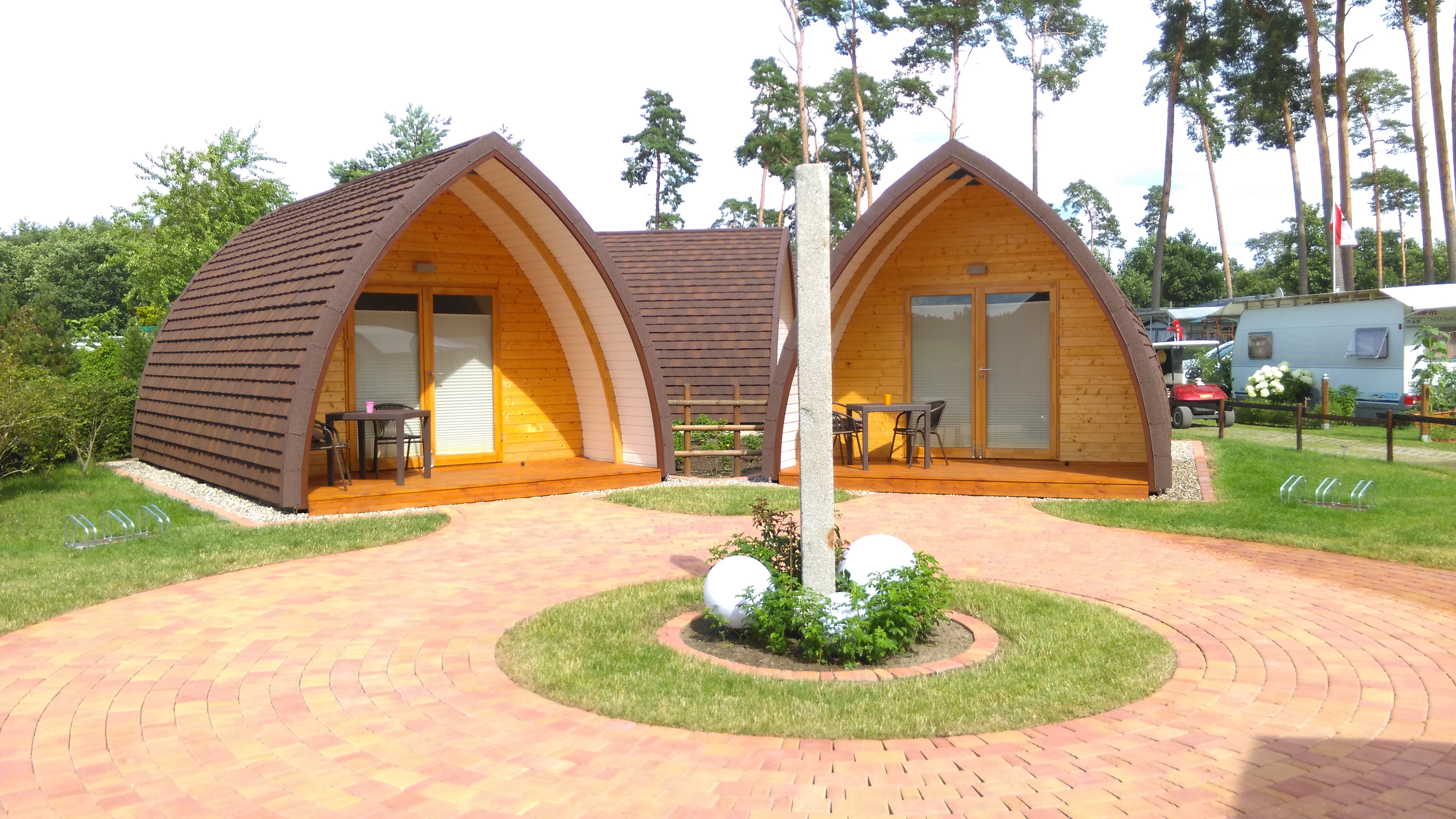 Luxury camping - Gotik Haus Typ Petra. Bis 3 Personen zur Selbstversorgung ausgestattet. WC. / Waschbecken, Dusche im Sanitärhaus kostenlos nutzbar. Es kann auch ein Familienbad angemietet werden. ( Aufbettung für eine weitere Person möglich ) Überdachte Terrasse mit Gartenmöbel, Parkplatz unmittelbar am Objekt. - Gotikdorf im Campingpark Buntspecht - Haustyp Petra