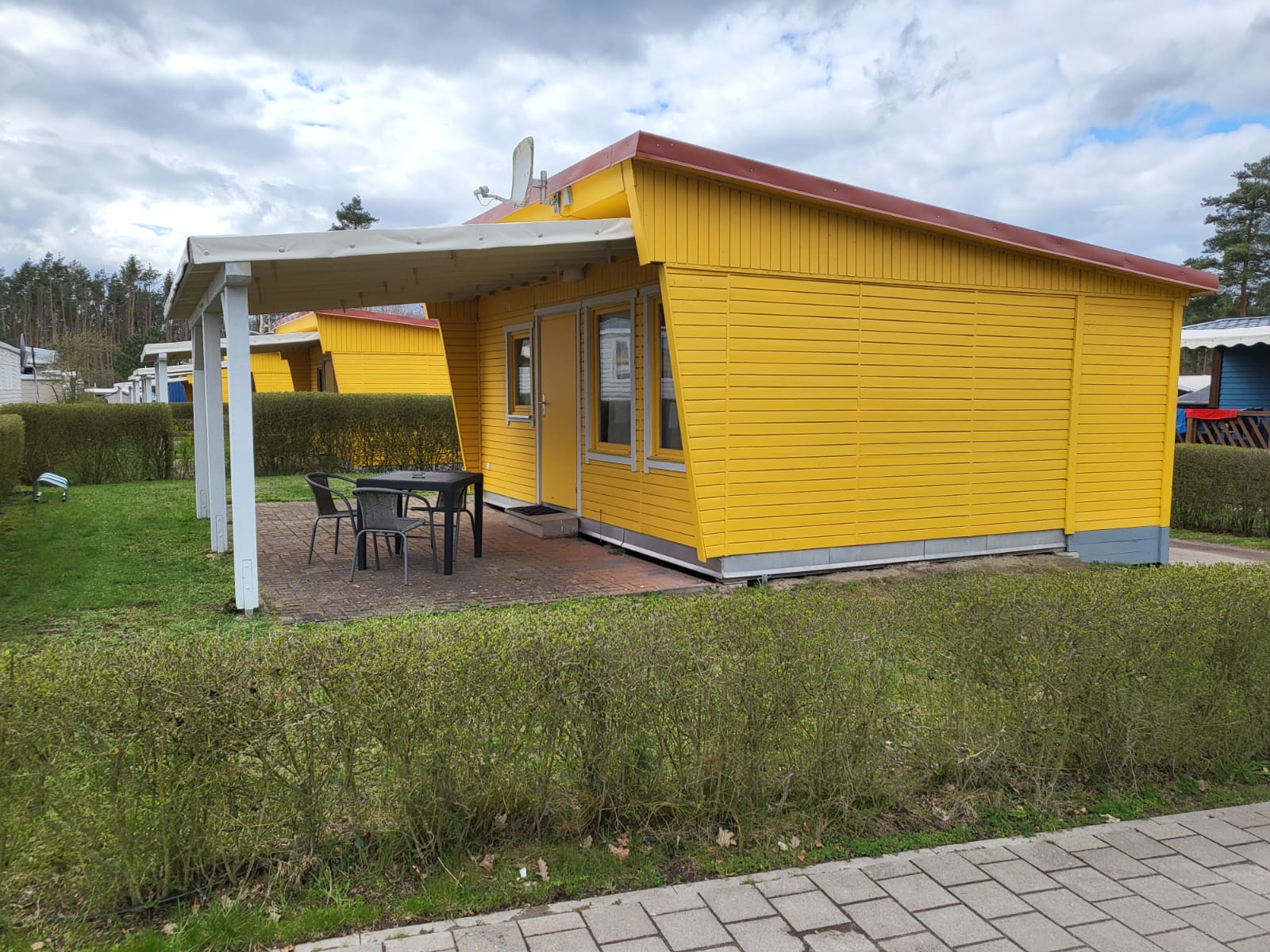 Luxury camping - Ferienhütte Typ Petra, ausgelegt bis 4 Personen:
Ein Wohn-Schlafraum , ein Schlafraum mit Doppelstockbetten.
Zur Selbstversorgung ausgestattet.,  Radio / TV, WC, Überdachte .möblierte Terrasse , PKW Parkplatz - Bungalow Charlotte im Campingpark Buntspecht