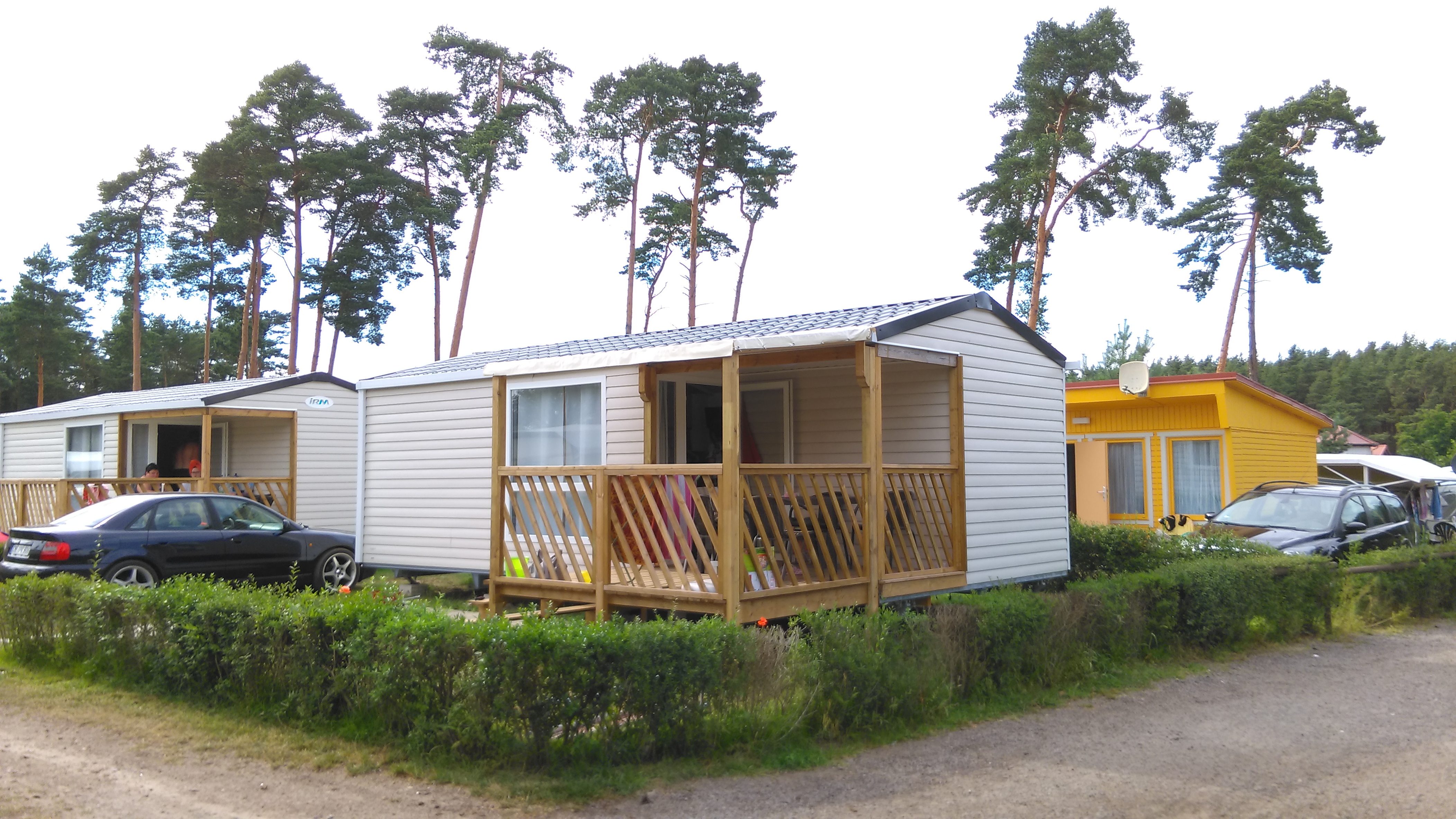 Luxury camping - Mobilheim , voll ausgestattet für 4 Personen. ( Aufbettung für weitere 2 Personen möglich ) 1 Wohnraum, 2 Schlafräume, DU / WC
überdachte Terrasse mit Gartenmöbel, Parkplatz direkt am Objekt. - Mobilheim Susanne im Campingpark Buntspecht