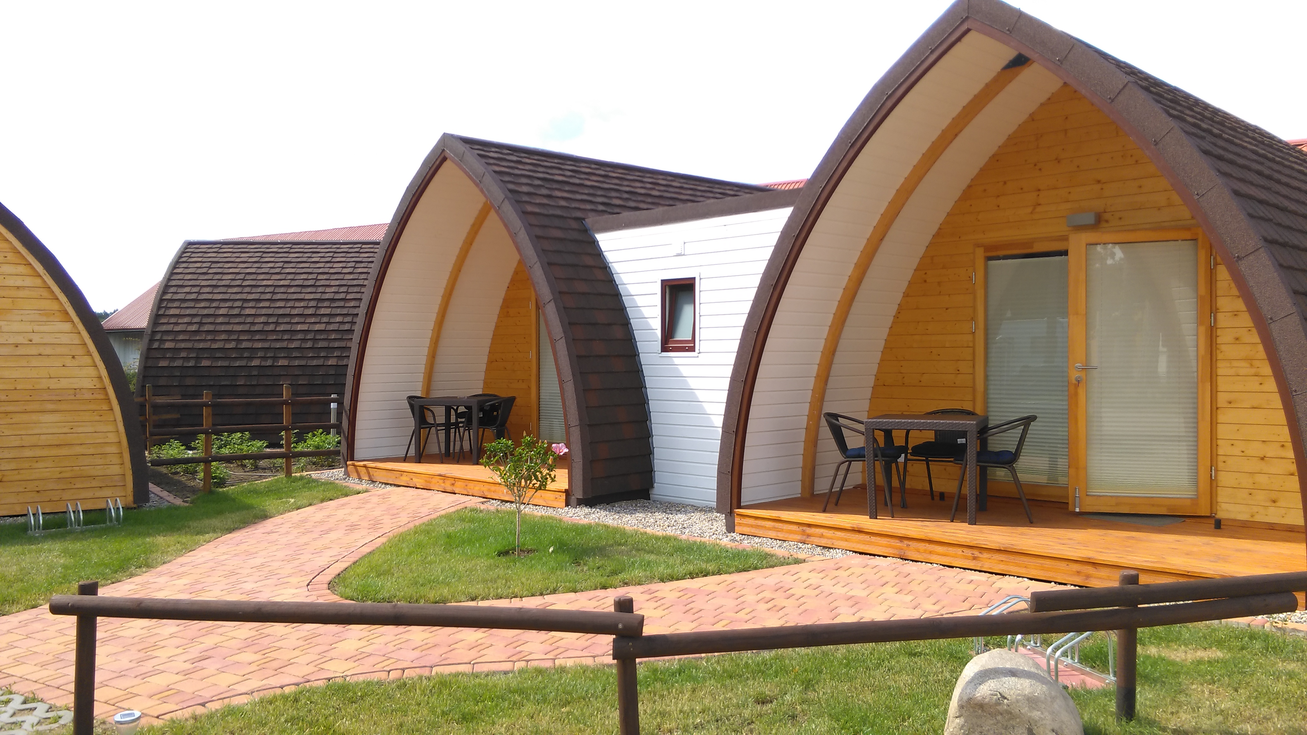 Luxury camping - Gotik Haus, voll ausgestattet für 3 Personen ( Aufbettung für eine weitere Person möglich ) DU / WC, Überdachte Terrasse, Fahrradständer, Parkplatz unmittelbar am Objekt - Gotikdorf im Campingpark Buntspecht - Haustyp Susanne