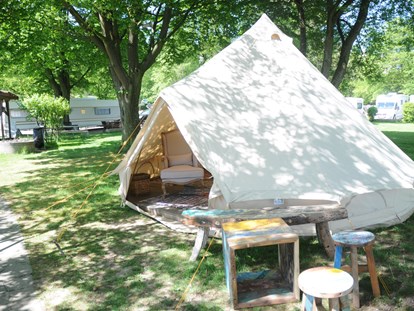 Luxuscamping - Preisniveau: gehoben - Glamping im Safari-Zelt mitten im Park und direkt am See - Camping Zürich Safari-Zelt auf Camping Zürich
