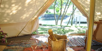Luxuscamping - Zürich-Stadt - Sicht auf den Zürichsee - Der Champagner ist bei einer Übernachtung im möblierten Zelt dabei. - Camping Zürich Safari-Zelt auf Camping Zürich