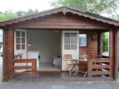 Luxuscamping - Art der Unterkunft: Bungalow - Schweiz - Ein kleines Haus am See für das grosse Vergnügen, nach einem frischen Fisch-Essen direkt dem Sandmännchen ins Netz zu gehen. - Camping Zürich Cottage auf Camping Zürich