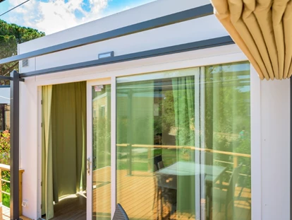 Luxury camping - Sonnenliegen - Mittelmeer - In einem Entwicklungs und technologischen Anwendungs- Kontext, wurde das neue Elite-Chalet für maximalen Komfort gebaut.

 - Camping Lacona Pineta Chalet Elite auf Camping Lacona Pineta
