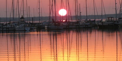 Luxuscamping - Geschirrspüler - Ostsee - Sonnenuntergang über der Bucht - Mobilheime direkt an der Ostsee Mobilheim mit Seeblick an der Flensburger-Förde