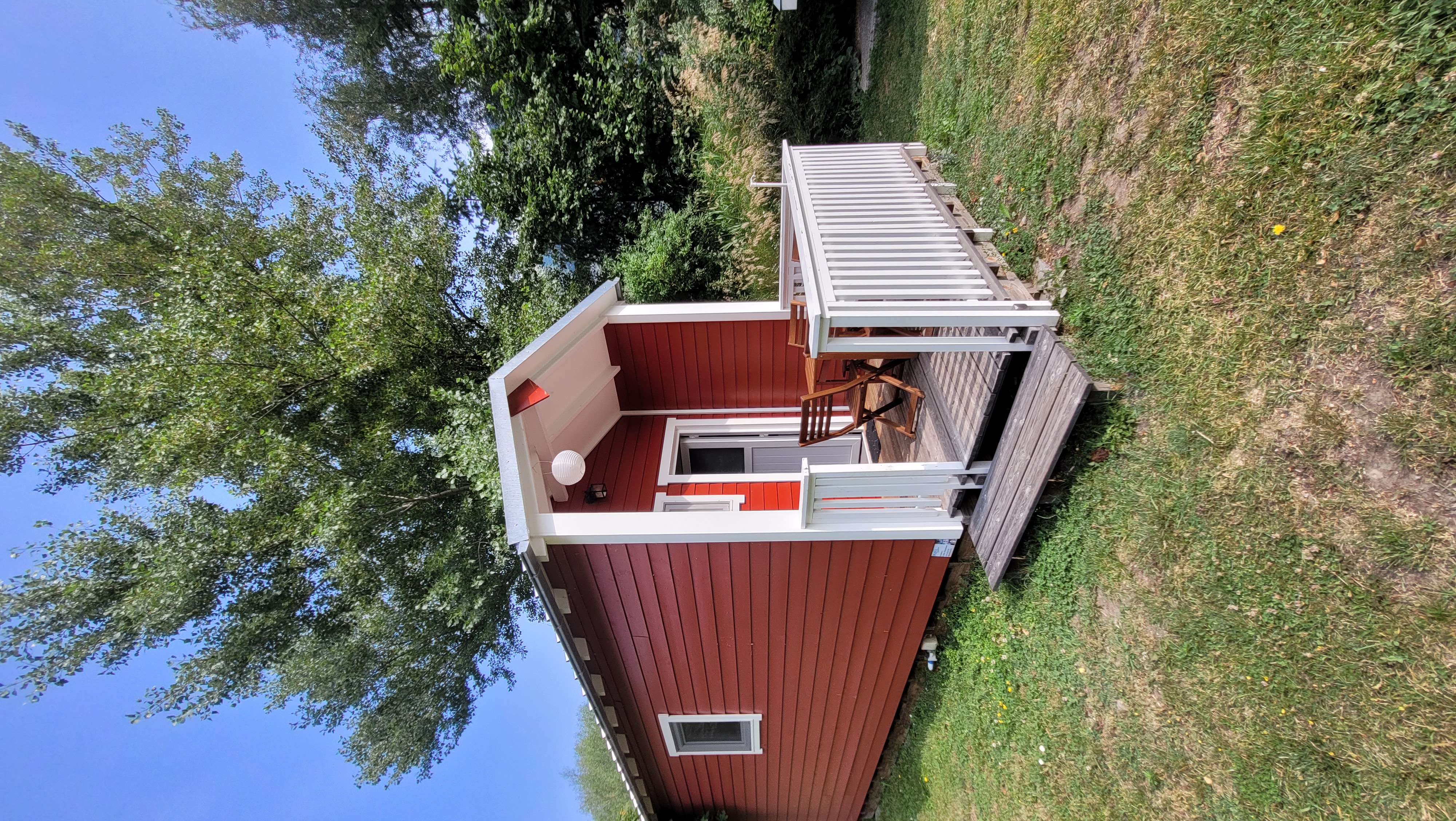 Luxuscamping: Aussenansicht des Woody mit eigener Holzterasse und Beleuchtung - Camping Santa Monica: Woody