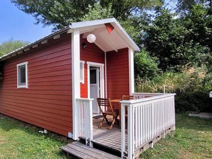Luxury camping - Unterkunft alleinstehend - Switzerland - Aussenansicht des Woody mit eigener Holzterasse und Beleuchtung - Camping Santa Monica Woody