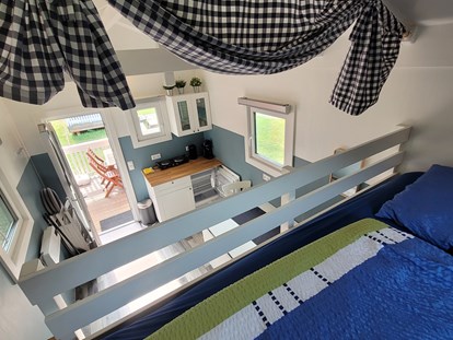 Luxury camping - Art der Unterkunft: Tiny House - Valais - Blick vom Stockbett nach unten
 - Camping Santa Monica Woody