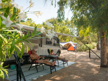 Luxury camping - gut erreichbar mit: Auto - Mittelmeer - Tiliguerta Glamping & Camping Village