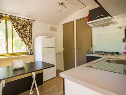 Luxury camping - Kochmöglichkeit - Mittelmeer - Dreizimmer Mobilheim Komfort - Küche und Essen - Tiliguerta Glamping & Camping Village Dreizimmer Komfort Mobilheim (24 qm)