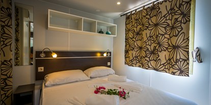 Luxuscamping - Klimaanlage - Italien - Tiliguerta Glamping & Camping Village Dreizimmer Komfort Mobilheim (24 qm)