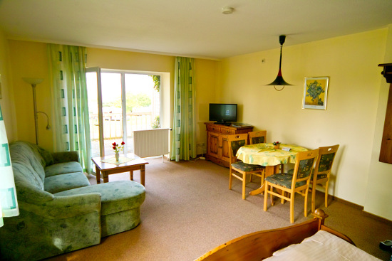 Luxe kamperen - Schlaf- und Wohnbereich im Appartement zum teil mit feststehenden Betten. Die meisten haben doch Wandbetten zum ausklappen. - Appartement Seeblick am Ostseecamp Seeblick