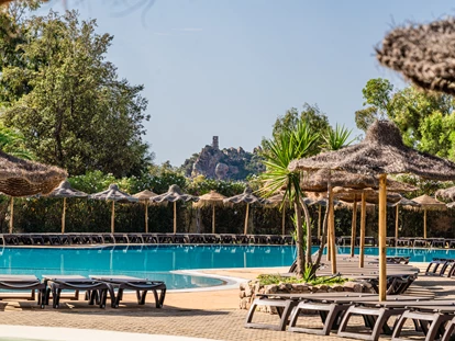 Luxuscamping - Badestrand - Sardinien - Pool - Sicht auf Torre Salinas - 4 Mori Family Village - 4 Mori Family Village