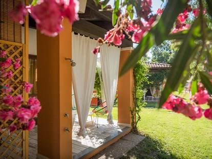 Luxuscamping - Gartenmöbel - Costa del Sud - Tiliguerta Glamping & Camping Village Deluxe-Einzimmer-Bungalows 