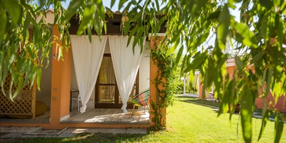 Luxuscamping - Klimaanlage - Italien - Tiliguerta Glamping & Camping Village Deluxe-Einzimmer-Bungalows 