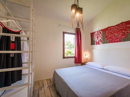 Luxuscamping - Kühlschrank - Costa del Sud - Tiliguerta Glamping & Camping Village Deluxe-Zweizimmer-Bungalows