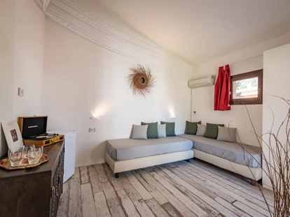 Luxuscamping - Gartenmöbel - Mittelmeer - Tiliguerta Glamping & Camping Village Deluxe-Zweizimmer-Bungalows