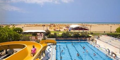 Luxuscamping - Terrasse - Bibione - Pool mit großer Wasserrutsche - Villaggio Turistico Internazionale Villa Adria auf Villaggio Turistico Internazionale