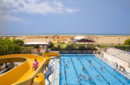 Luxuscamping: Pool mit Wasserrutsche auf Villaggio Turistico Internazionale - Villaggio Turistico Internazionale: Maxi-Caravan Plus am Villaggio Turistico Internazionale