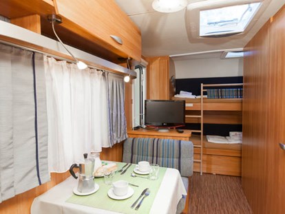 Luxury camping - Klimaanlage - Venedig - Wohnzimmer und Etagenbetten - Camping Ca' Pasquali Village Caravan direkt am Meer auf Camping Ca' Pasquali Village
