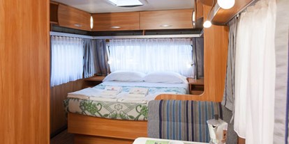Luxuscamping - Cavallino-Treporti - Wohnzimmer und Doppelbett - Camping Ca' Pasquali Village Caravan direkt am Meer auf Camping Ca' Pasquali Village