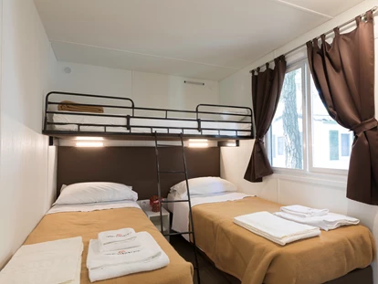 Luxuscamping - Dusche - Adria - Kinderschlafzimmer - Camping Ca' Pasquali Village Mobilheim Torcello Platinum auf Camping Ca' Pasquali Village