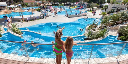 Luxuscamping - Klimaanlage - Italien - Panorama des Schwimmbades - Camping Ca' Pasquali Village Mobilheim Torcello Plus Gold auf Camping Ca' Pasquali Village