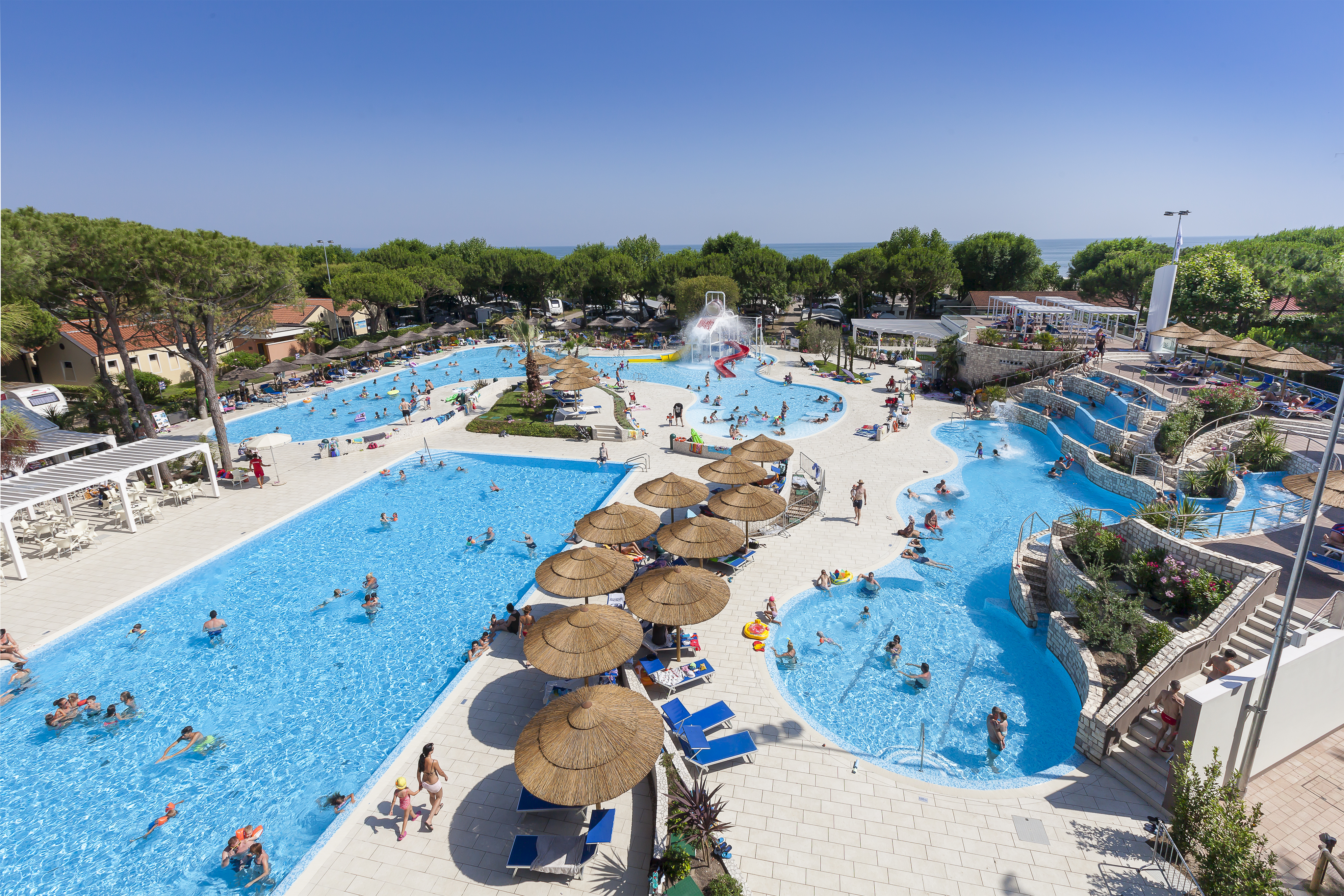 Luxuscamping: Panorama des Schwimmbades - Camping Ca' Pasquali Village: Mobilheim Top Residence Platinum auf Camping Ca' Pasquali Village