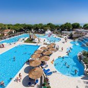 Luxuscamping: Panorama des Schwimmbades - Camping Ca' Pasquali Village: Mobilheim Top Residence Platinum auf Camping Ca' Pasquali Village
