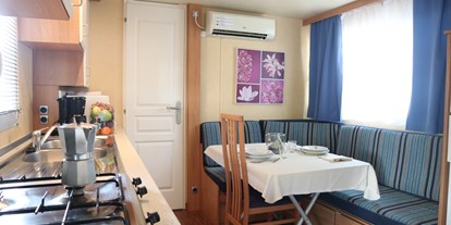 Luxuscamping - Klimaanlage - Italien - Wohnzimmer mit Kueche - Camping Ca' Pasquali Village Mobilheim Top Residence Gold auf Camping Ca' Pasquali Village