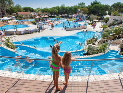 Luxuscamping - Dusche - Adria - Panorama des Schwimmbades - Camping Ca' Pasquali Village Caravan Pinienwald auf Camping Ca' Pasquali Village