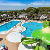 Luxuscamping: Panorama des Schwimmbades - Camping Vela Blu: Mobilheim Lido Platinum auf Camping Vela Blu