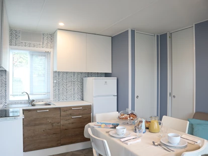 Luxuscamping - Dusche - Adria - Wohnzimmer und Küche - Camping Vela Blu Mobilheim Lido Platinum auf Camping Vela Blu