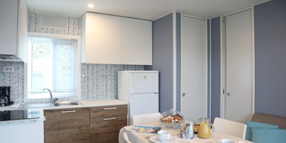 Luxuscamping - Art der Unterkunft: Mobilheim - Cavallino-Treporti - Wohnzimmer und Küche - Camping Vela Blu Mobilheim Lido Platinum auf Camping Vela Blu