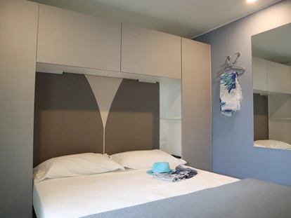 Luxury camping - Dusche - Adria - Doppelzimmer - Camping Vela Blu Mobilheim Lido Platinum auf Camping Vela Blu
