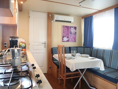 Luxuscamping - Italien - Wohnzimmer und Küche - Camping Vela Blu Mobilheim Top Residence Gold am Camping Vela Blu