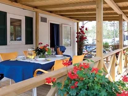 Luxuscamping - Geschirrspüler - Italien - Terrasse - Camping Vela Blu Mobilheim Top Residence Gold am Camping Vela Blu