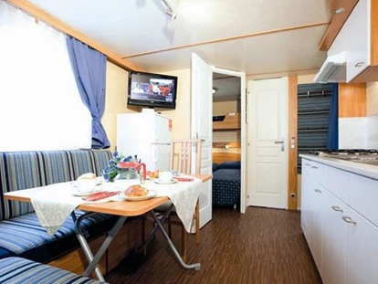 Luxury camping - getrennte Schlafbereiche - Italy - Ess- und Kochbereich - Camping Vela Blu Mobilheim Top Residence Gold am Camping Vela Blu