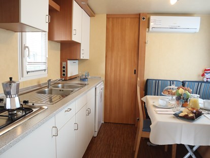 Luxury camping - Klimaanlage - Italy - Der Kochbereich - Camping Vela Blu Mobilheim Torcello Plus Gold auf Camping Vela Blu