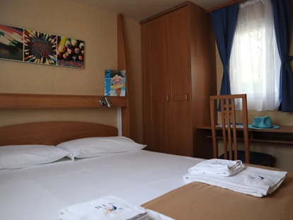Luxuscamping - Kochmöglichkeit - Italien - Doppelzimmer - Camping Vela Blu Mobilheim Torcello Plus Gold auf Camping Vela Blu