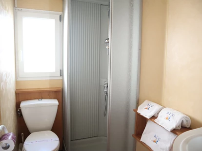Luxuscamping - Klimaanlage - Badezimmer - Camping Vela Blu Mobilheim Torcello Plus Gold auf Camping Vela Blu