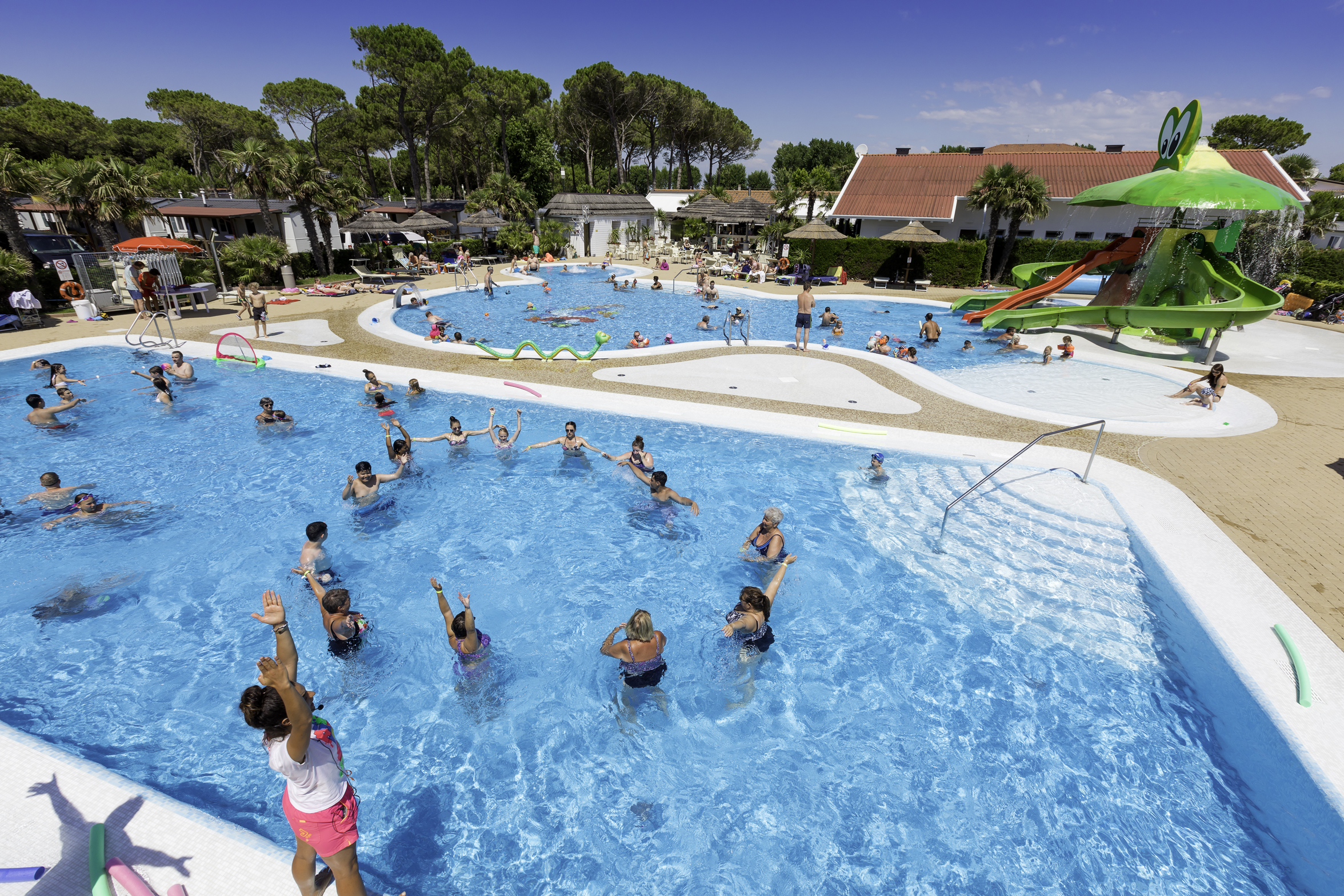 Luxuscamping: Panorama des Schwimmbades - Camping Vela Blu: Mobilheim Laguna Platinum auf Camping Vela Blu