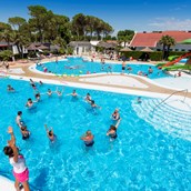Luxuscamping: Panorama des Schwimmbades - Camping Vela Blu: Mobilheim Laguna Platinum auf Camping Vela Blu