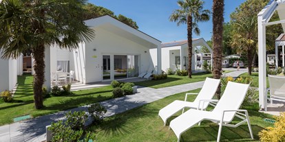 Luxuscamping - Cavallino-Treporti - Außenansicht der Wohnungen mit Garten - Camping Vela Blu Residence Aurora auf Camping Vela Blu