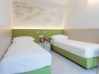 Luxury camping - Kaffeemaschine - Italy - Schlafzimmer mit Einzelbetten - Camping Vela Blu Residence Aurora auf Camping Vela Blu