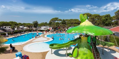 Luxuscamping - Terrasse - Venetien - Riesenpilz mit Rutsche - Camping Vela Blu Mobilheim Torcello Platinum auf Camping Vela Blu