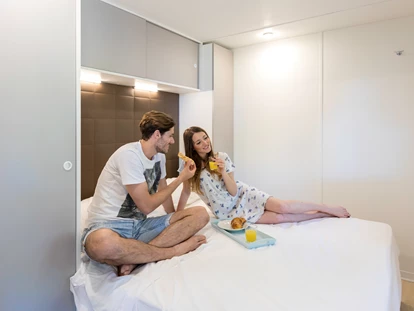 Luxuscamping - Dusche - Adria - Doppelzimmer - Camping Vela Blu Mobilheim Torcello Platinum auf Camping Vela Blu