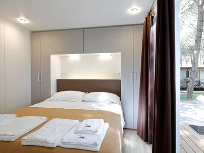 Luxuscamping - Kochmöglichkeit - Italien - Doppelzimmer - Camping Vela Blu Mobilheim Top Residence Platinum auf Camping Vela Blu