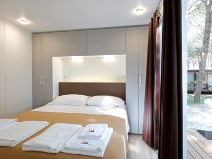 Luxuscamping - getrennte Schlafbereiche - Italien - Doppelzimmer - Camping Vela Blu Mobilheim Top Residence Platinum auf Camping Vela Blu