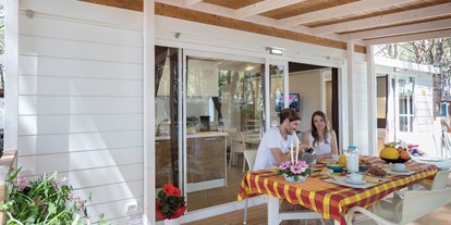 Luxuscamping - Terrasse - Venetien - Außenansicht des Mobilheims mit Terrasse - Camping Vela Blu Mobilheim Top Residence Platinum auf Camping Vela Blu